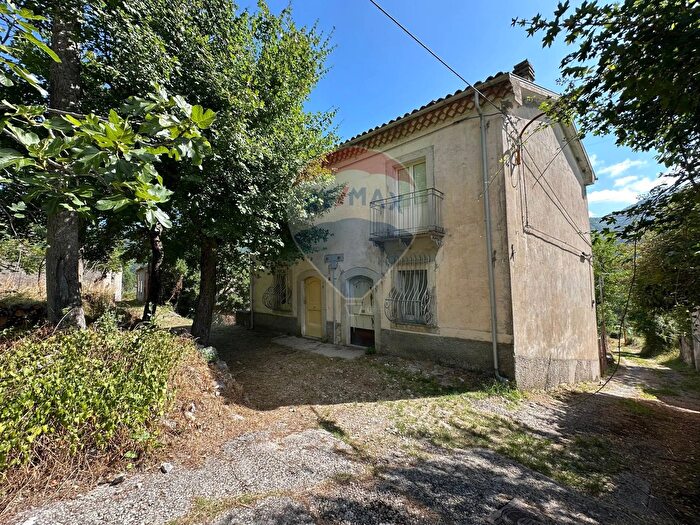 Casa con 10 locali in vendita in Strada Statale, Pizzone
