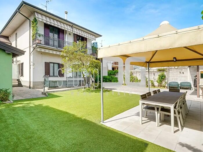 Casa con 10 locali in vendita in Via Como, Cesano Maderno