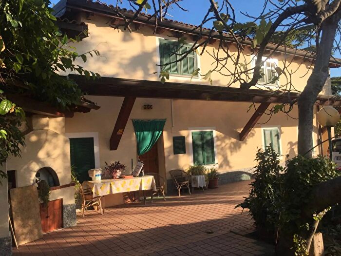 Casa con 9 locali in vendita in Taggia