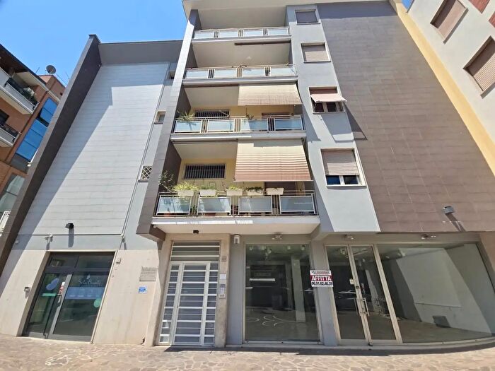 Appartamento trilocale in vendita in Via Roma, Pomezia