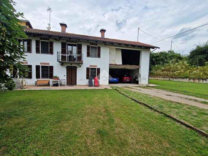 Casa quadrilocale in vendita in Strada Regione Simonetti, Maretto