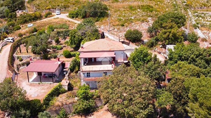 Casa trilocale in vendita in Via Parite, Formia