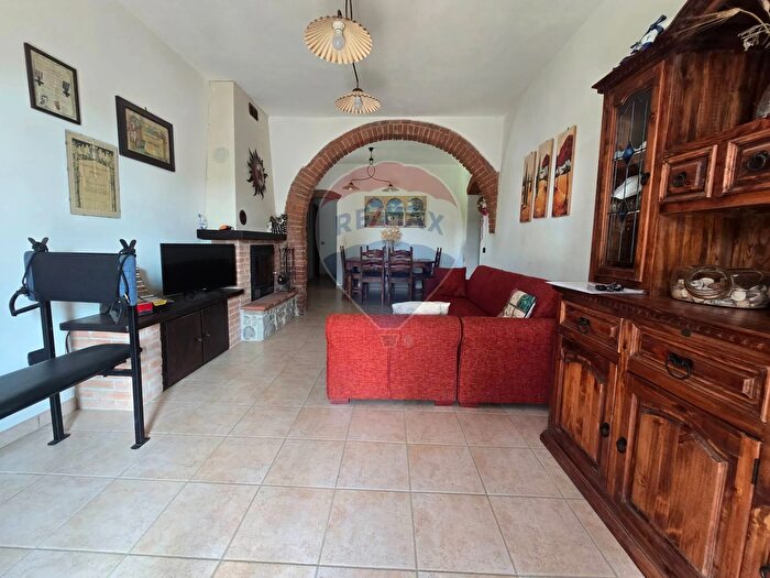 Casa con 8 locali in vendita in Campiglia Marittima