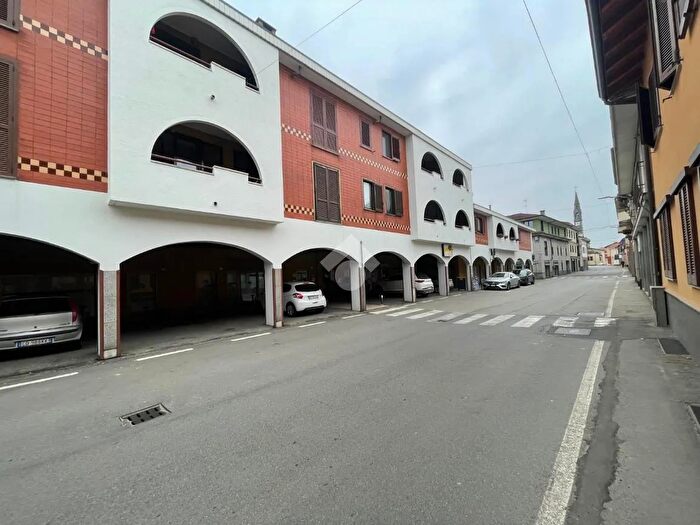 Appartamento trilocale in vendita in Via Davide Squarini, Momo