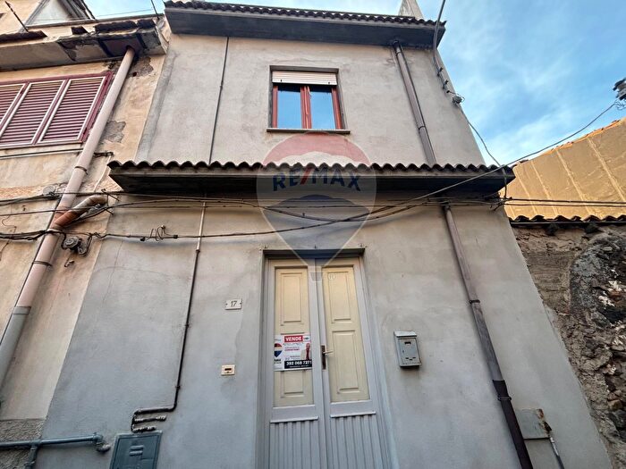 Casa con 7 locali in vendita in Via Mangano, Maletto