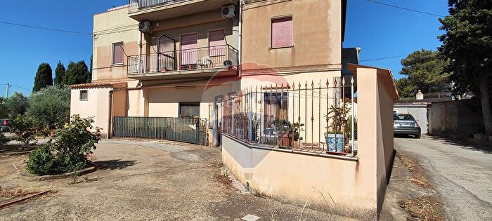 Appartamento quadrilocale in vendita in Via Ugo Foscolo, Caltagirone