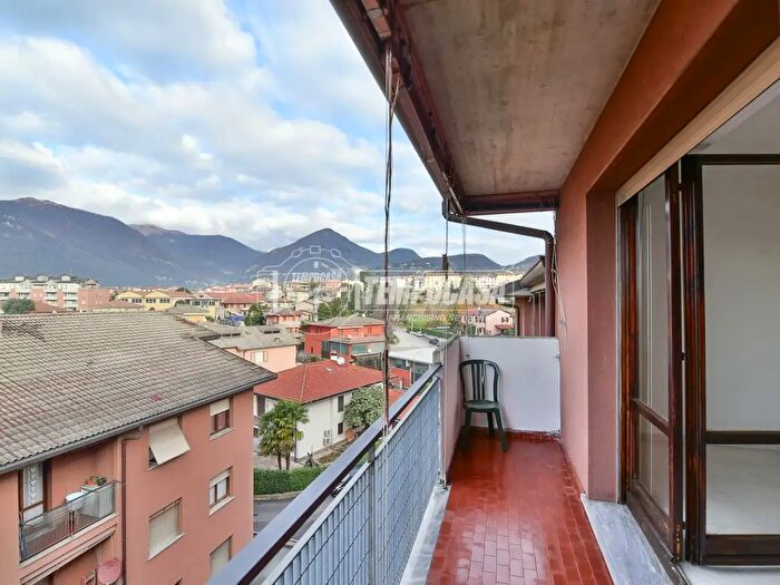 Appartamento trilocale in vendita in Via Lecco, Erba
