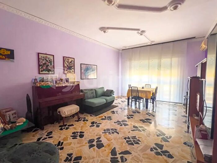 Appartamento con 6 locali in vendita in Via Achille Vaccarisi, Avola