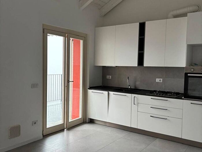 Appartamento quadrilocale in affitto in Via Della Libertà, Cernobbio