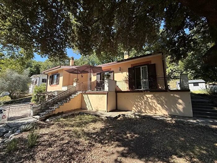Casa con 8 locali in vendita in Scandriglia