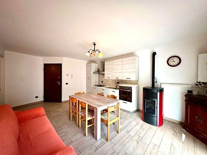 Appartamento trilocale in vendita in Via Umberto, Introbio