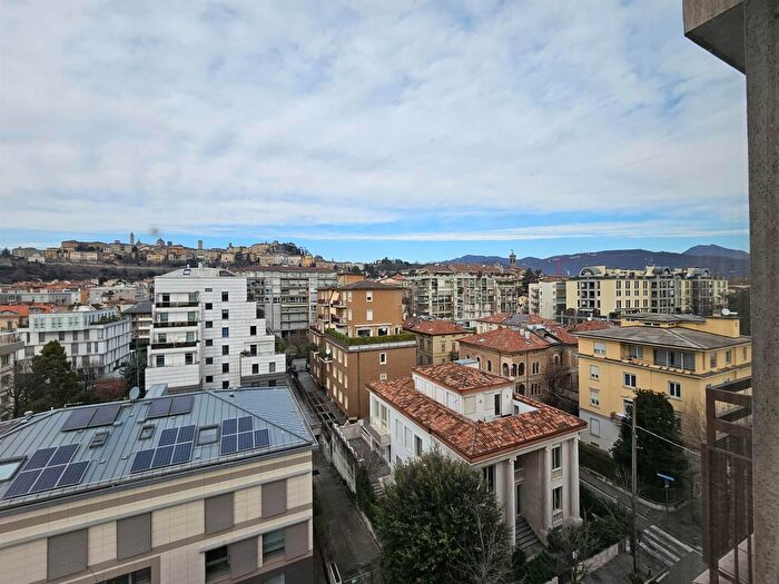 Appartamento con 6 locali in affitto in Bergamo