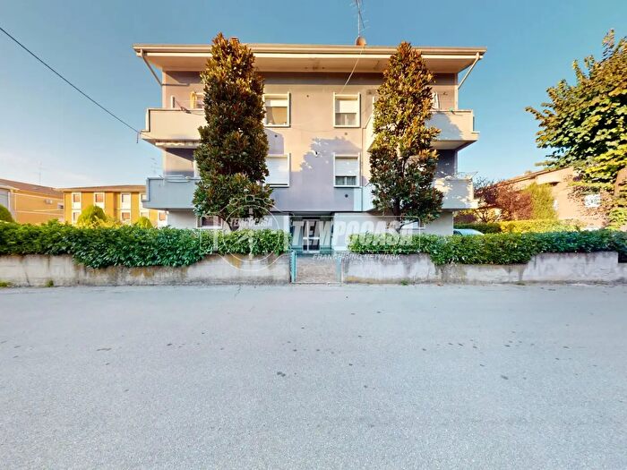 Appartamento trilocale in vendita in Via Kennedy, Bagnolo In Piano