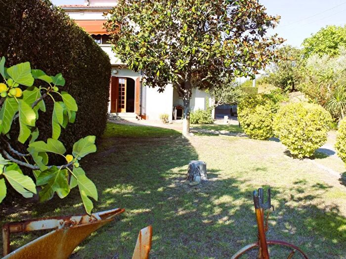 Casa con 10 locali in vendita in Castellina Marittima