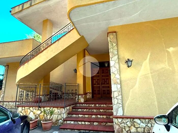 Casa con 6 locali in vendita in Corso dei Mille, Palermo