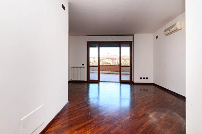 Appartamento con 8 locali in vendita in PZza Leon Battista Alberti, Fiumicino