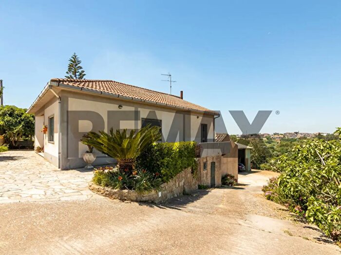Casa con 8 locali in vendita in Via Rosario Pitrelli, Caltagirone