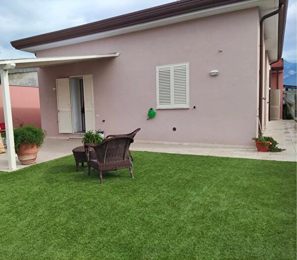 Casa con 7 locali in vendita in Carrara