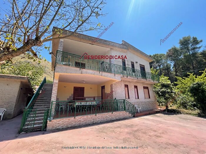 Casa quadrilocale in vendita in Santa Cristina Gela
