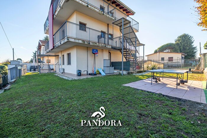 Appartamento trilocale in vendita in Via Gorizia d, Casorate Sempione