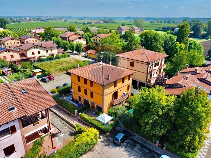 Casa quadrilocale in vendita in Via Borghi, Correggio