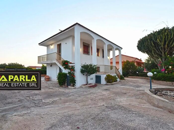 Casa con 8 locali in vendita in Marina di Ragusa, Ragusa
