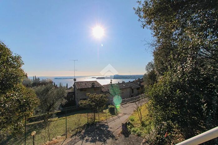 Appartamento trilocale in vendita in Via della Chiesa, Gardone Riviera