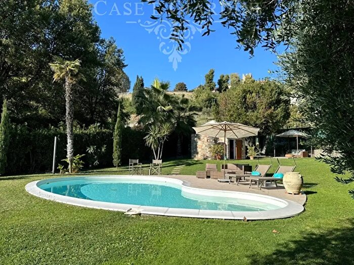 Casa con 8 locali in vendita in Massarosa