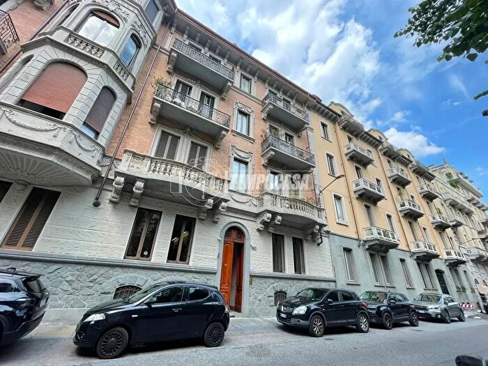 Appartamento con 5 locali in vendita in Via Governolo B, Torino