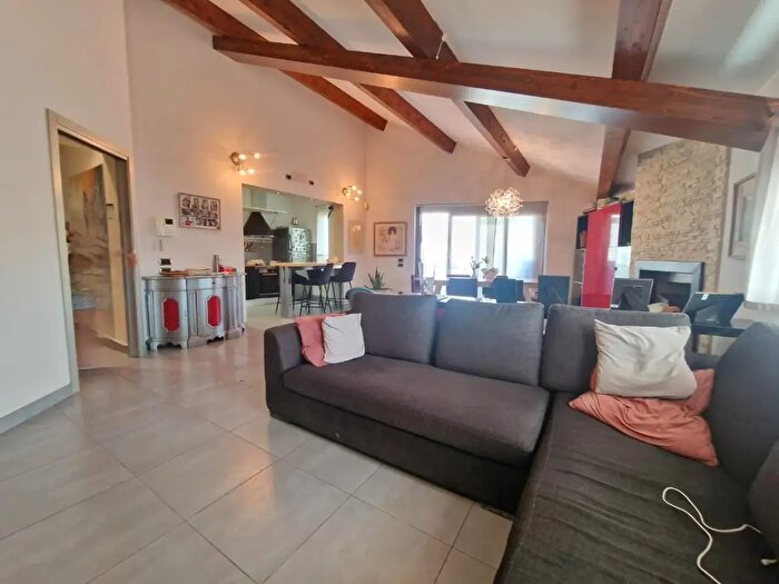 Casa con 11 locali in vendita in Carrara