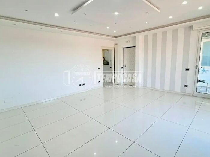 Appartamento trilocale in vendita in Via Giustiniano, Napoli