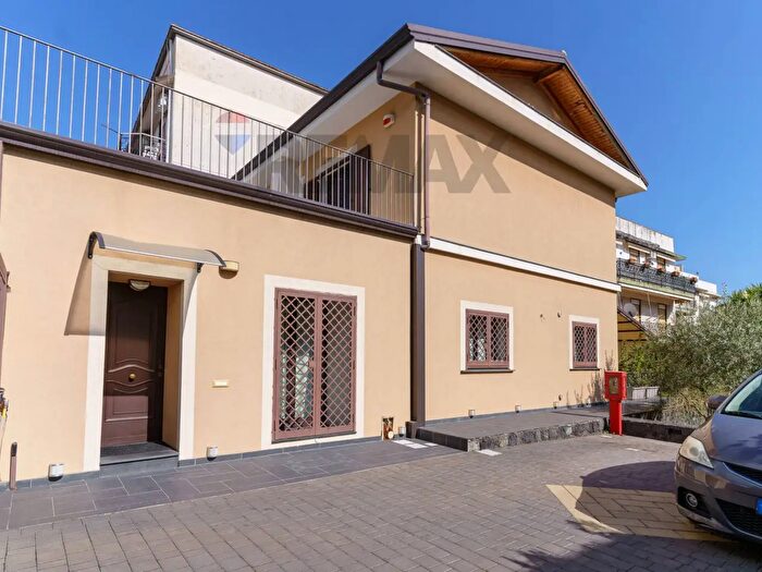 Casa con 9 locali in vendita in Via Giovanni Verga, Mascalucia