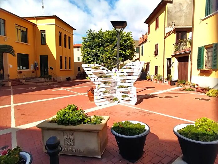 Appartamento con 9 locali in vendita in Via Roma, Riparbella