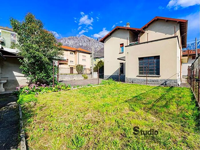 Casa con 8 locali in vendita in Via Francesco Petrarca, Valmadrera