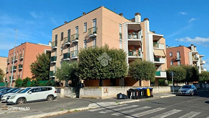 Appartamento trilocale in vendita in Via Nicola Abbagnano, Roma