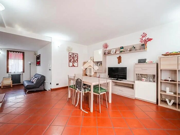 Casa con 5 locali in vendita in V Marco Emilio Lepido, Bologna