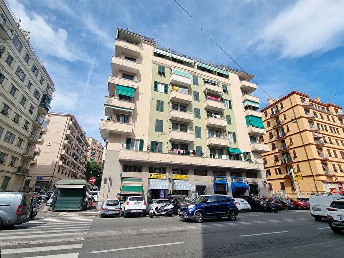 Appartamento con 6 locali in vendita in Corso Alessandro De Stefanis, Genova