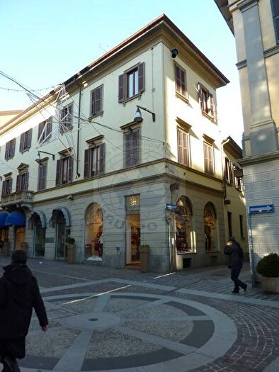 Appartamento quadrilocale in affitto in Via Zanata, Centro Storico, Monza
