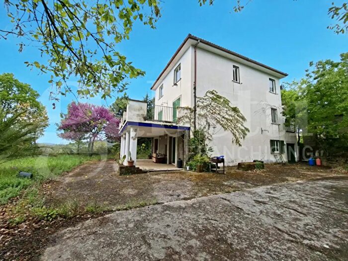 Casa con 7 locali in vendita in Via Casi Tuoro Snc, Teano