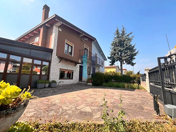 Casa con 5 locali in vendita in Traversa Seconda Villaggio Sereno, Brescia