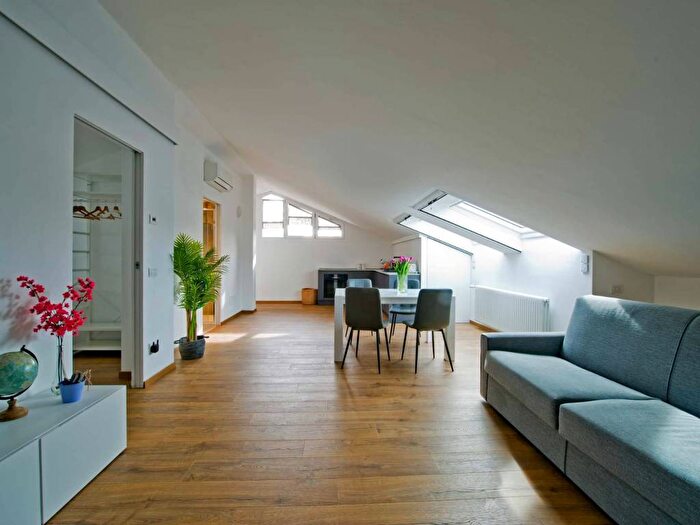 Appartamento bilocale in affitto in Via Zezio, Borghi, Como