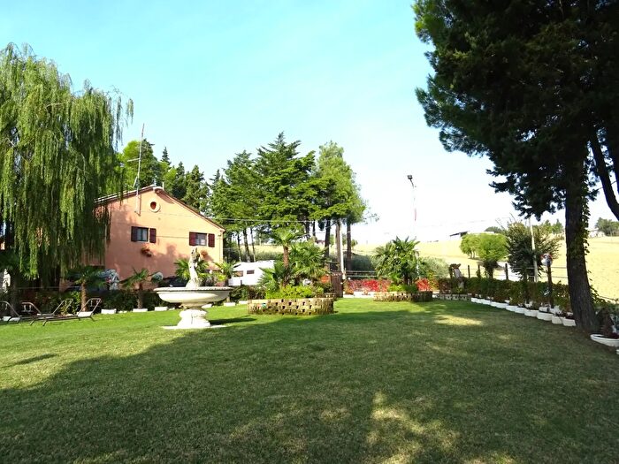 Casa con 10 locali in vendita in Ostra Vetere
