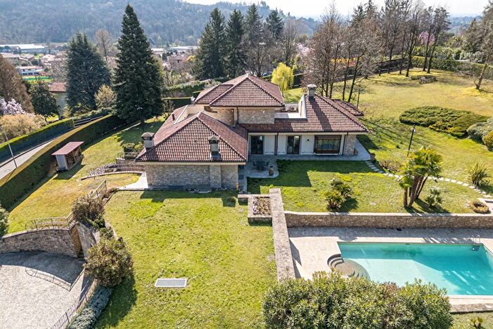 Casa con 16 locali in vendita in Sirtori