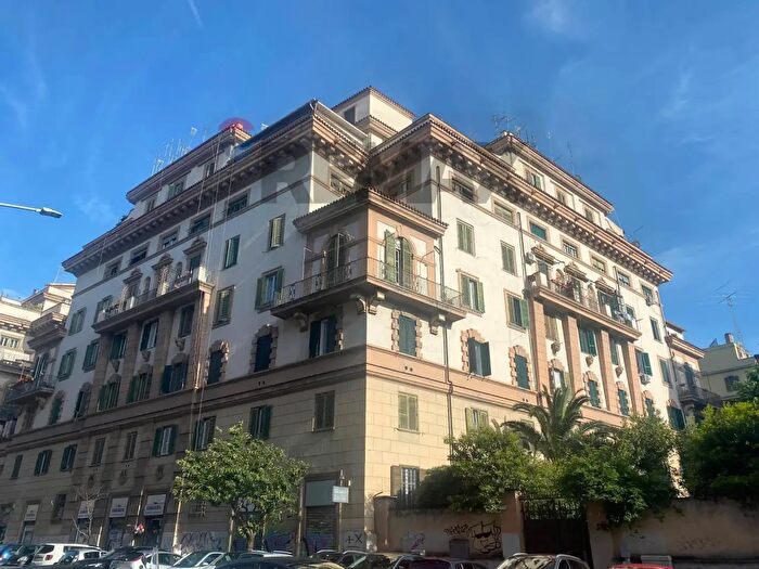 Appartamento trilocale in vendita in Via Terni, Roma