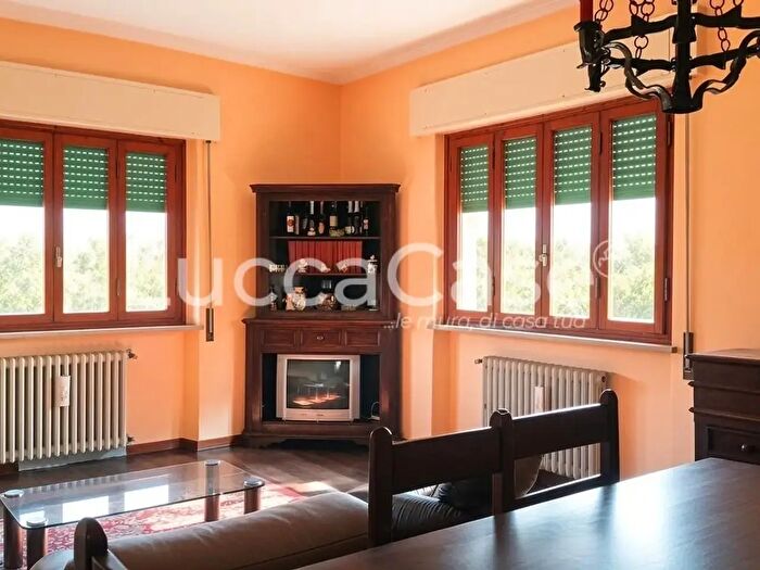 Casa con 10 locali in vendita in Lucca
