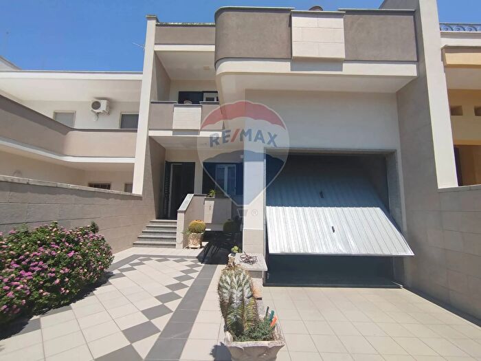 Casa quadrilocale in vendita in Castri Di Lecce