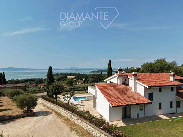 Casa con 7 locali in vendita in Passignano Sul Trasimeno