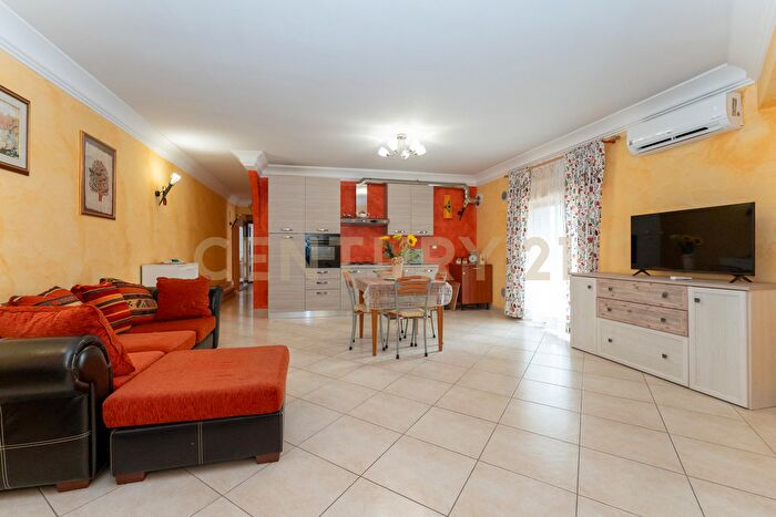 Appartamento quadrilocale in vendita in Via dei Lillà, Valverde