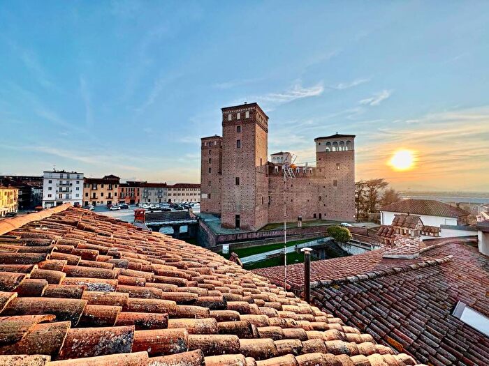 Appartamento trilocale in affitto in Piazza Castello, Centro, Fossano