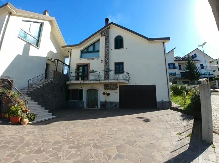 Casa con 13 locali in vendita in Via Sandro Pertini, San Fele